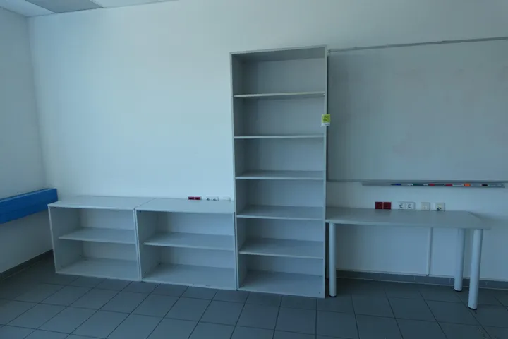 Regalkombi mit Beistelltisch